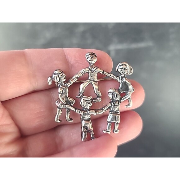 925 Sterling Silver Children Holding Hands Brooch Vintage - Picture 2 of 10